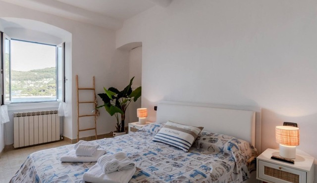 Comfortable apartment of about 50 sqm, able to accommodate up to 4 people, located on the first floor of a period building without a lift.The property is located in Portovenere, an enchanting seaside town in Liguria in the province of La Spezia. The area