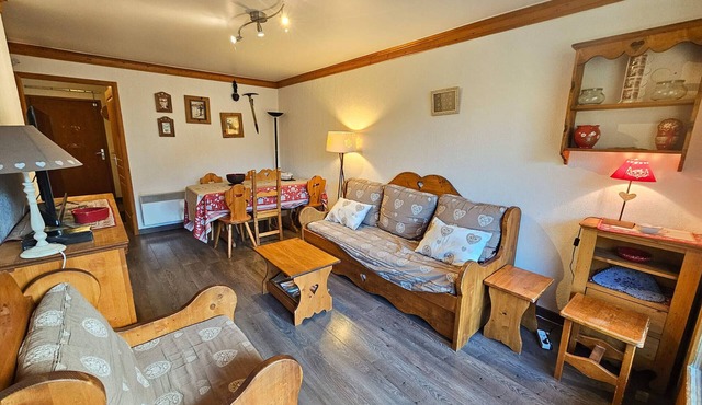 Comfortable apartment for 5 in Les Menuires with balcony, ski lockers, 2 bedrooms