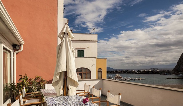 Comfortable apartment with terrace on the sea.