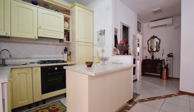 Comfortable apartment close to Venice bus stop and supermarket