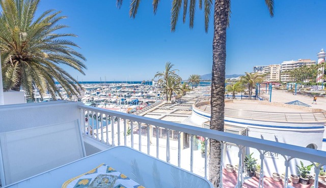 Comfortable Apartment at Yacht Club with Sea View, Wi-Fi, and Air Conditioning