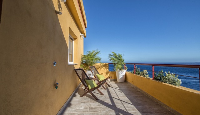 COMFORTABLE APARTMENT WITH FIRST LINE TERRACE AND SEA VIEWS