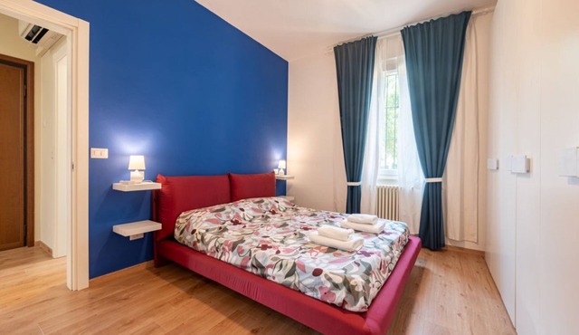 Comfortable apartment located on the ground floor of a building. There are two steps at the entrance and a metal ramp to also transport disabled people.In 70 m2 of space it accommodates 6 people, with a double bedroom, one with two single beds and a sofa
