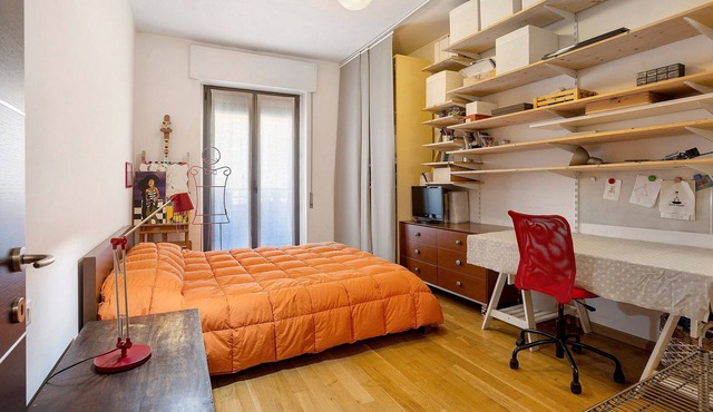 Comfortable Apartment Steps from the Red Metro Line