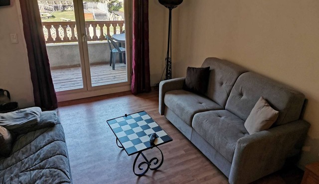 Comfortable apt for 8, 2 bdr, terrace, laundry, near slopes