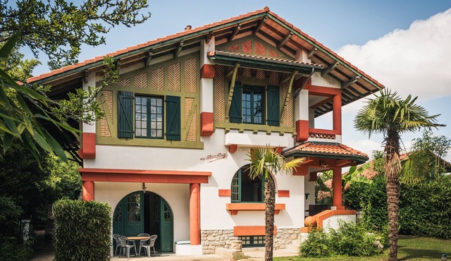 Comfortable Basko-Landaiser-Villa near the sea with terrace and garden
