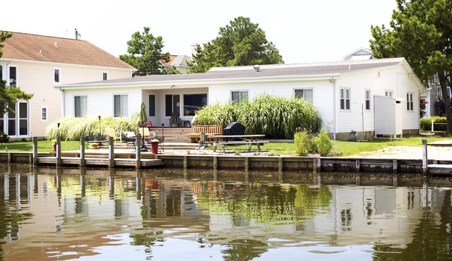 Comfortable Beach House with Canal and Close Proximity to the Beach