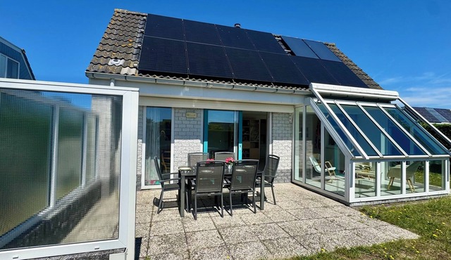 Comfortable bungalow for 6 people, 3 bedrooms, in walking distance from the beach