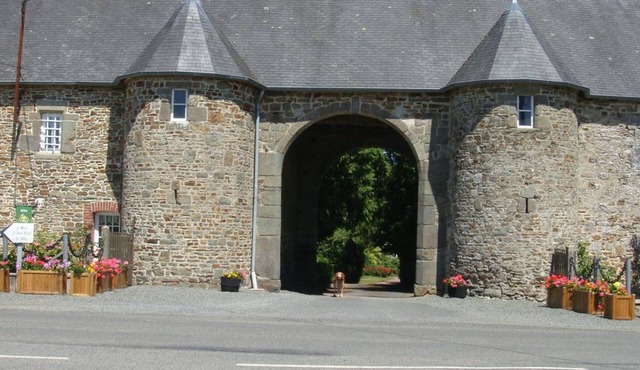 Comfortable cottage by a castle with activities