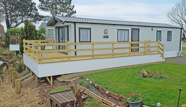 Comfortable caravan with one double with en suite shower room, and one twin.