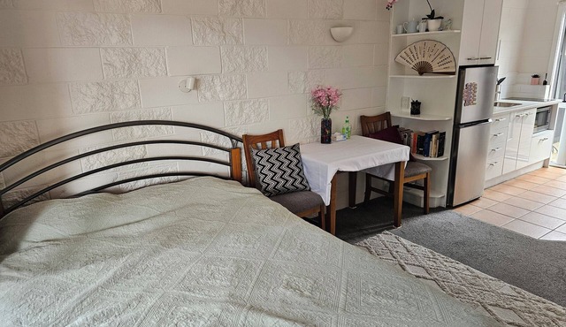 Comfortable, Centrally located Studio with Parking, Kitchenette & Coffee Machine