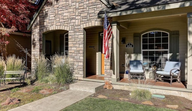 Comfortable & charming 2 story home in Sisters Oregon!