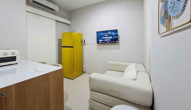 Comfortable Classic Beige 1Br At Apartment The Ayoma