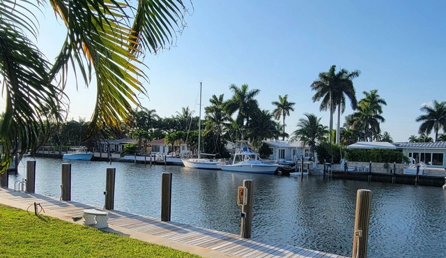 Comfortable Condo with Pool & Fishing Dock – Walk to the Beach, No Car Needed!