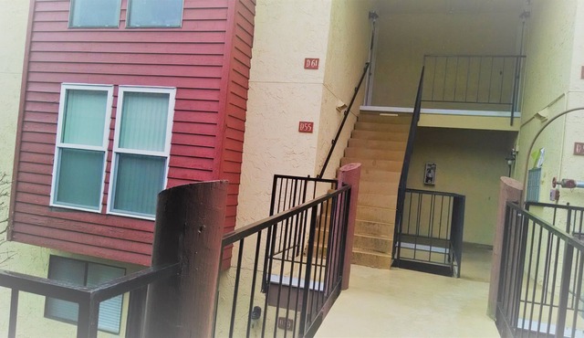 Comfortable condo with mtn and water view. Close to Navy base and Seattle ferry.