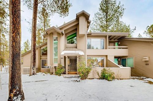 Comfortable condo with shared pool SHARC passes trails and more