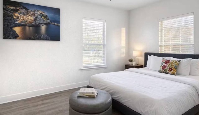 Comfortable & Contemporary 3BR/2BA House - 5 Minutes to Downtown Austin