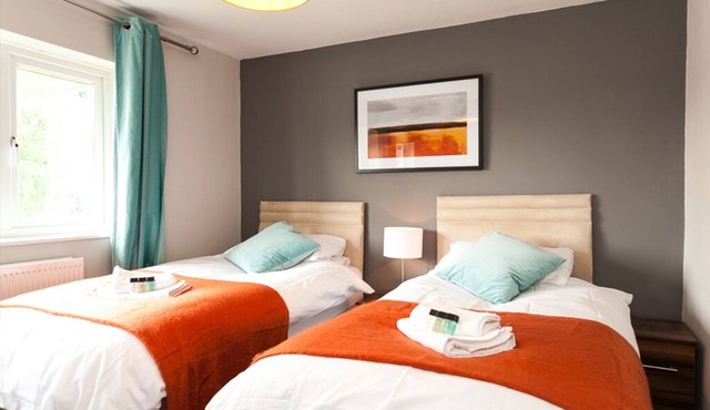 Comfortable contractor/family house Gatwick: sleeps 6+