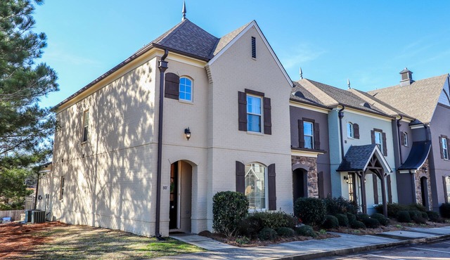 Comfortable, Convenient and Well Appointed 3B/3.5BA