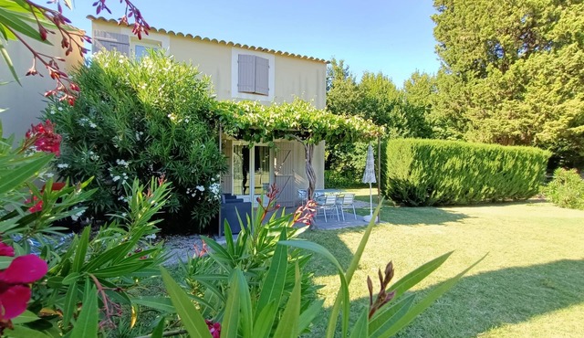 Comfortable cottage 3 people max with pool near Isle sur Sorgue
