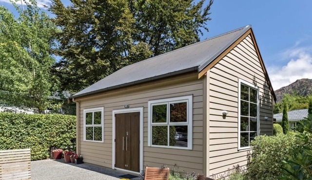 Comfortable cottage in the heart of Arrowtown with newly renovated kitchen.