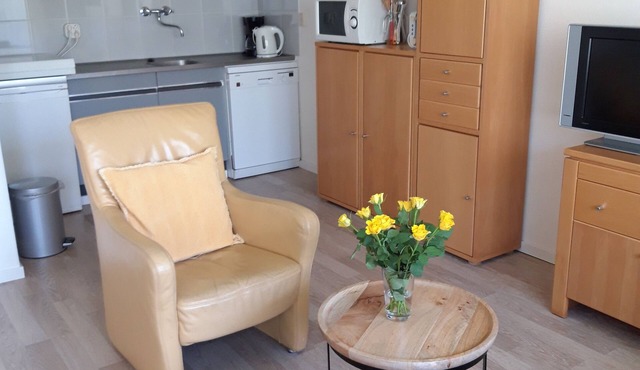 Comfortable Cozy Cottage for 2 to 4 people 200 from the beach.