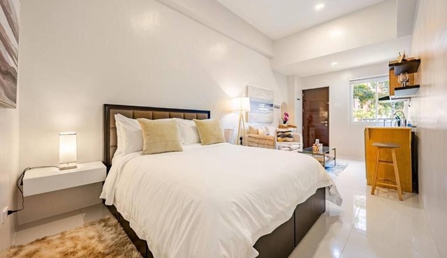 Comfortable, Cozy Studio Unit with pool and garden view and 15 mins to airport
