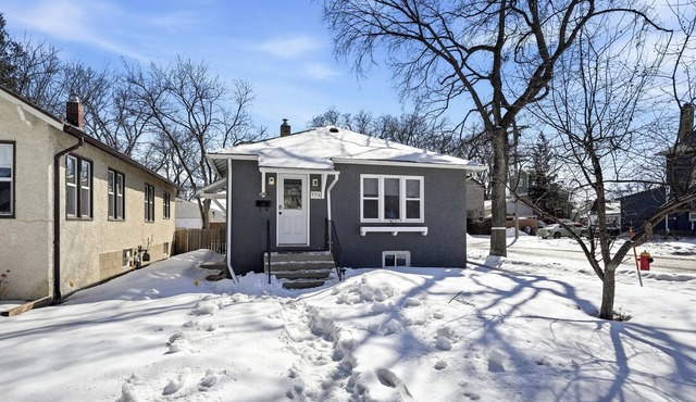Comfortable Crescentwood Bungalow | 3 Bed | 2 Bath |