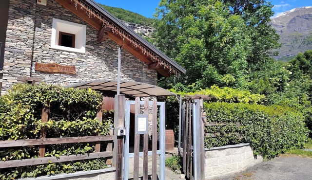 Comfortable detached apartment with garden and balcony.