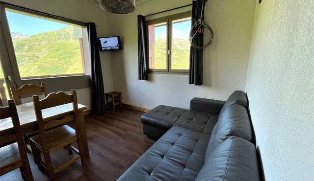 Comfortable duplex for 8, southwest-facing, pets allowed