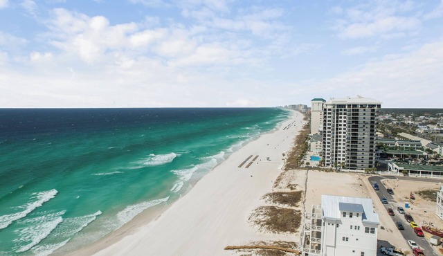 Comfortable Emerald Coast Retreat! Only 3 minute walk to the white sandy BEACH!