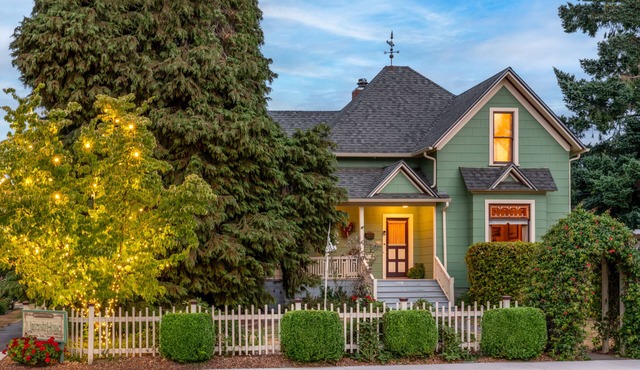 Comfortable Elegance in the Heart of Downtown Newberg