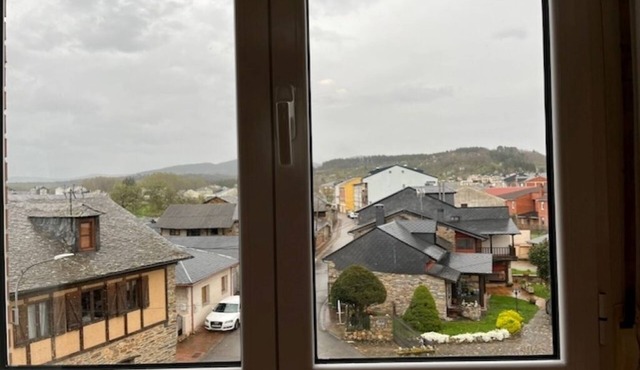 Comfortable 2bed flat, charming village, river swimming pools, near Ponferrada.