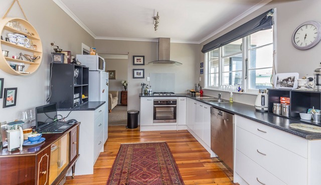Comfortable family home 5 minute walk to the beach