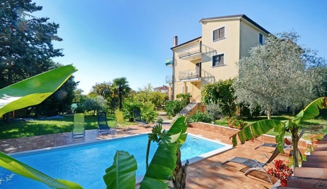 Comfortable flat in Valica with large garden