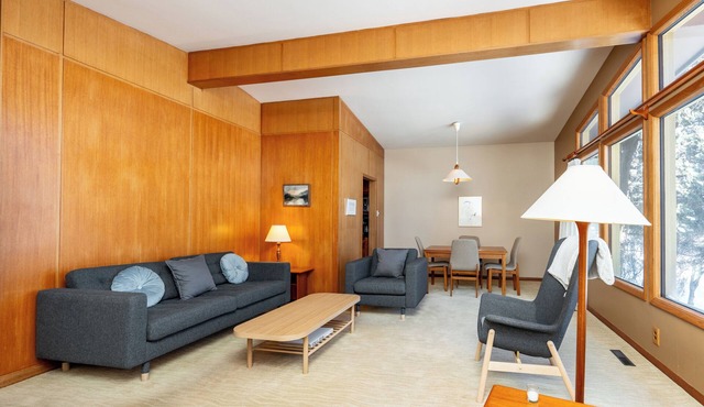 Comfortable Fort Garry Home | 3 Bed | 2 Bath |