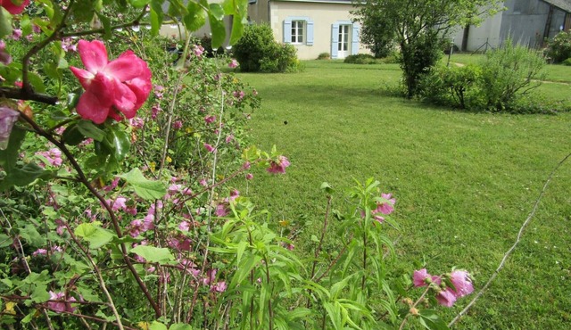 Comfortable cottage with large private garden and WIFI