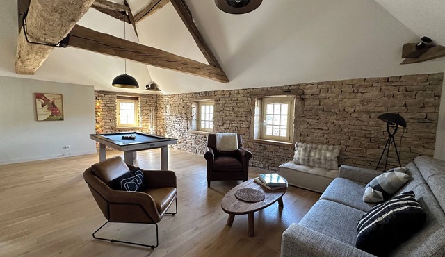 Comfortable apartment, wine-growing village, opposite the château, near Beaune