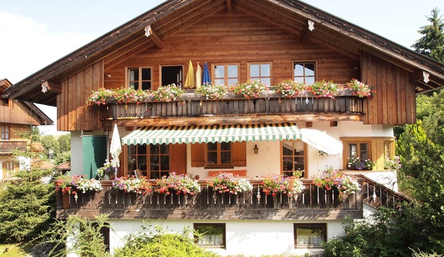 Comfortable, fully furnished apartment with mountain views for 4 people