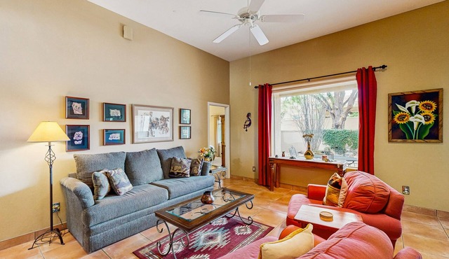 Comfortable getaway with hot tub, pool, private BBQ & full kitchen