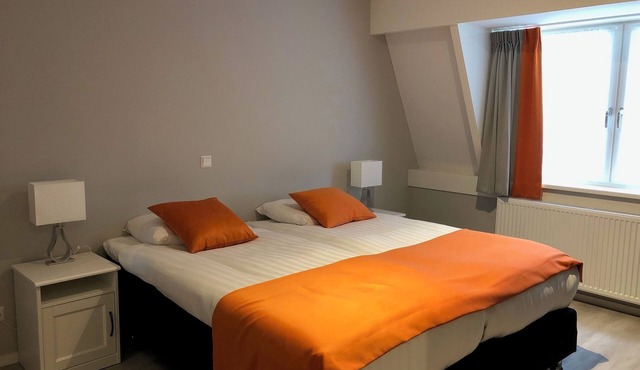 Comfortable Getaway with On-site Dining, Free Parking, and a Quiet Escape