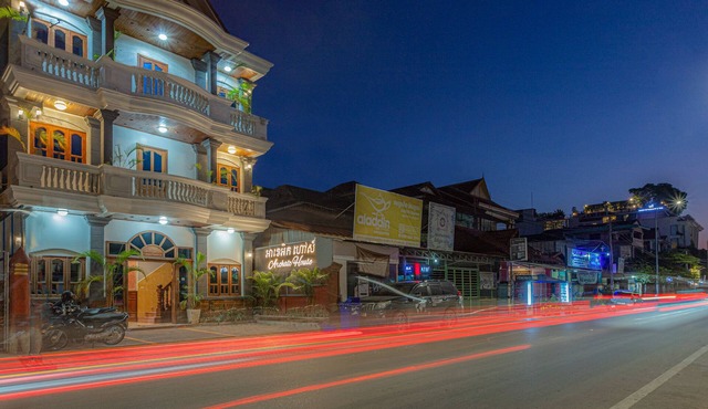 Comfortable group of 10pax stay in 5 rooms-same floor, centrally located house