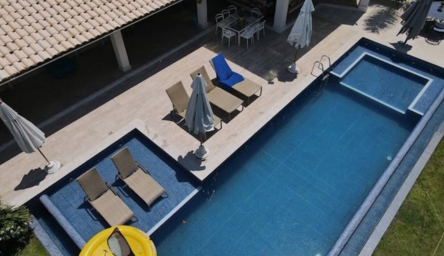 Comfortable Guarajuba House Facing the Sea 5/4. 18 beds. Consult!