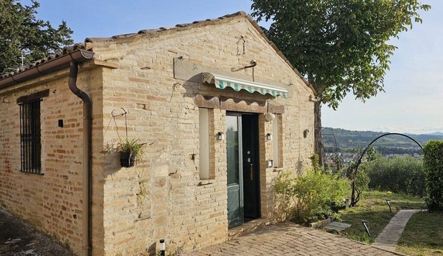 Comfortable Guesthouse in Scenic Italian Countryside