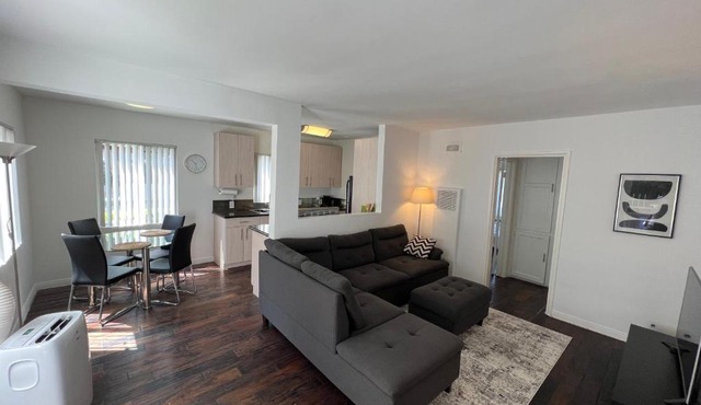 Comfortable & Hip 1 Bedroom Apartment at Center of WeHo