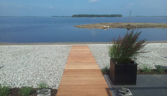 Comfortable holiday home directly on the Veluwemeer with beautiful lake view