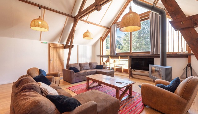 Comfortable Holiday Home for 14 Guests with Wi-Fi, Stunning Mountain Views
