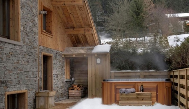 Comfortable holiday home with fireplace