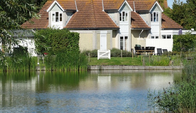 Comfortable holiday home for 8 persons with a garden by the pond and the North Sea coast