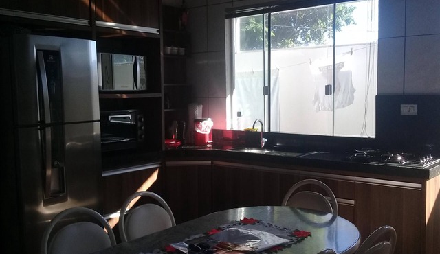 Comfortable house in Campo Mourão with air conditioning in both bedrooms.